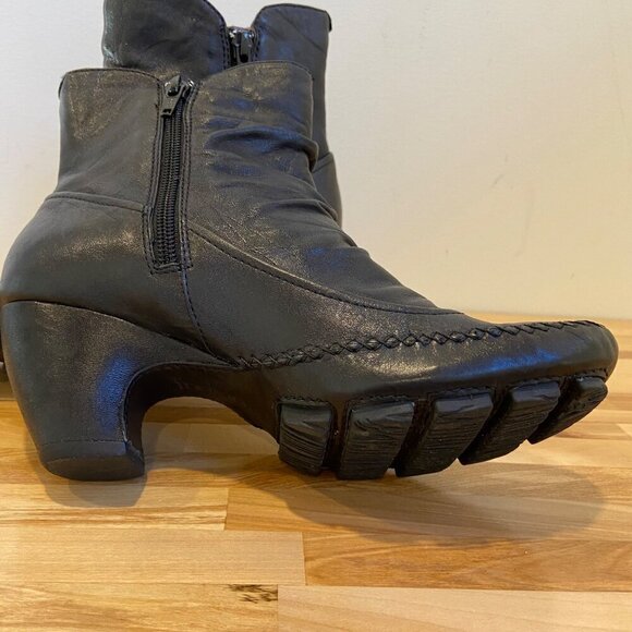 Indigo By Clarks Womens 7M black Leather Upper Ankle Boots kitten heels stitches - Picture 10 of 16